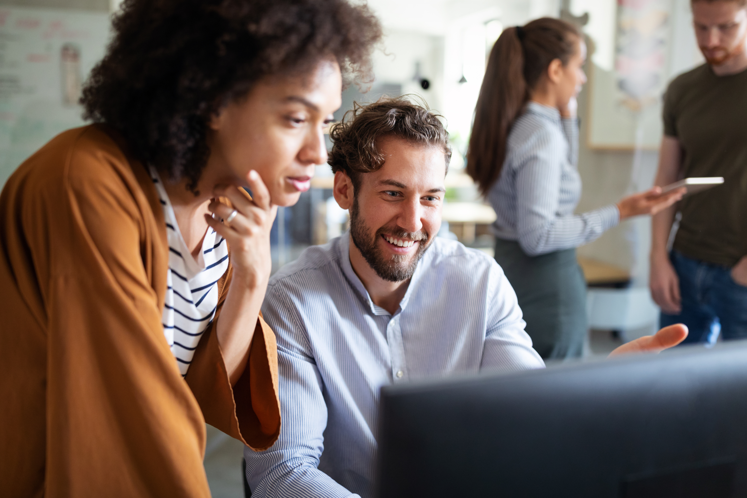 Programmers cooperating at IT company developing apps 20 Tipps für bessere Lieferantenbeziehungen