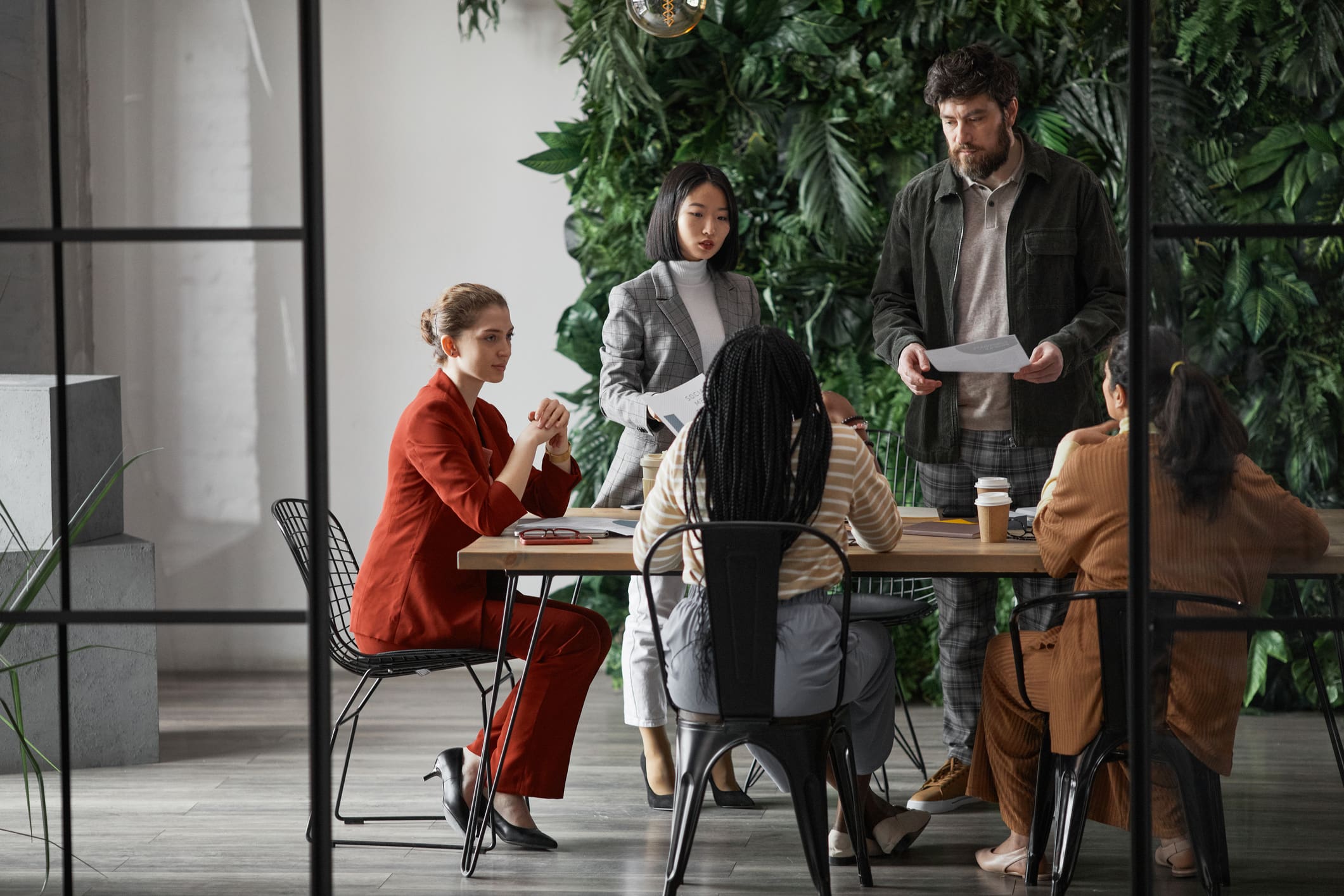 business-professionals-around-table Einblicke in die Beschaffung aus den Gartner® Supply Chain Top 25 für 2021