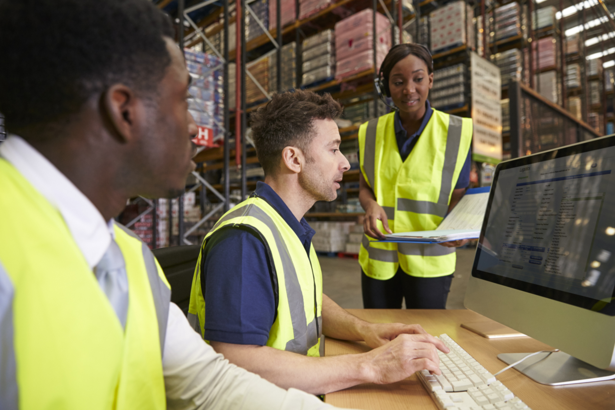 Team managing warehouse logistics in an on-site office JAGGAER Direct Vendor Managed Inventory (VMI) Produktflyer