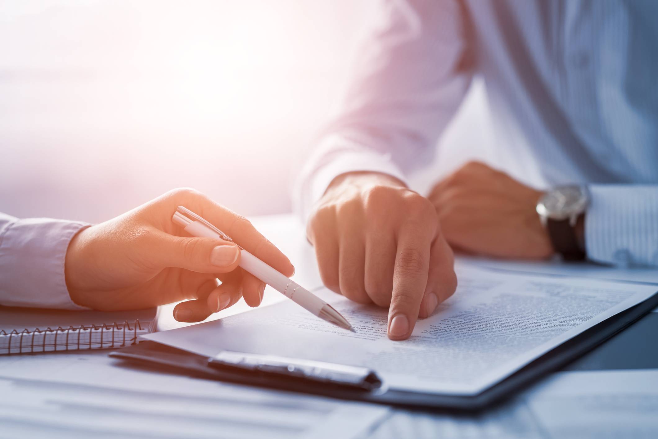 Business people negotiating a contract. Checkliste „Must-Have Features Lieferantenbewertung“